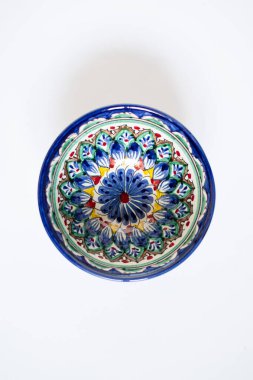 Ulusal süslemeli Asya sofra takımı. Üst görünüm.