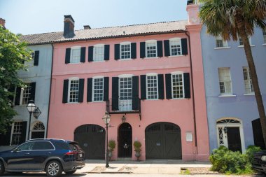 Güneşli bir günde Güney Carolina 'da Charleston' da renkli evler sokağı. Turistik bir yer..