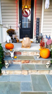 Cadılar Bayramı 'nda balkabakları, örümcek ağları, hayaletler ve ürkütücü ışıklar eşliğinde merdivenlerle süslenmiş, neşeli ve ürkütücü bir atmosfer yaratılıyor..