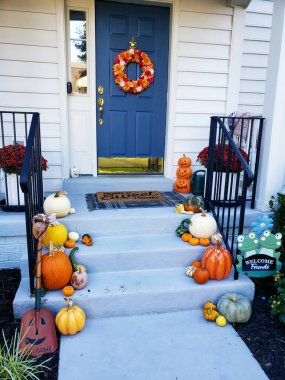 Cadılar Bayramı balkabakları için basamaklı bir veranda dekore edilir ve ürkütücü bir tatil ortamı yaratır..