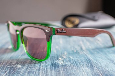 Yeşil plastik çerçeveli Ray-Ban güneş gözlüğü. Popüler ve modaya uygun aksesuarlar.