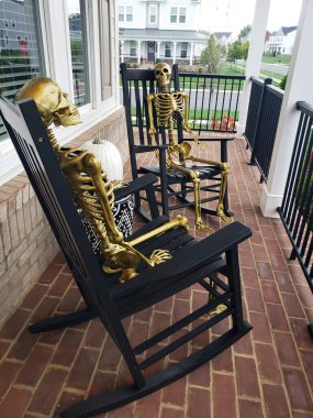 Ön kapıdaki iskeletler Amerika 'da geleneksel cadılar bayramı süslemeleridir..