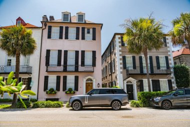 Güney Carolina 'da Charleston' daki renkli evler sokağı. Korunmuş eski mimariyle.