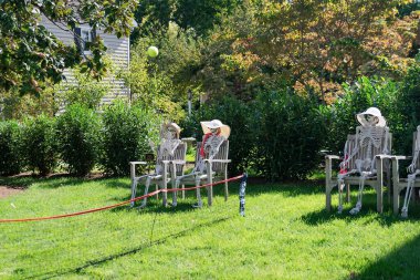 Cadılar Bayramı süslemeleri evin önündeki çimenlikte. Tenis oynayan iskeletler.