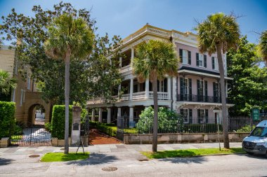 Güney Carolina, Charleston 'ın eski kesiminde uzun palmiye ağaçları ve tarihi binalar..