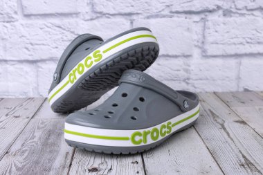 Yeşil CroCS yazıtlı gri Crocs sandaletleri. Rahat unisex plaj ayakkabıları.