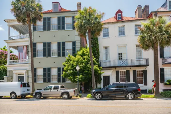 Güney Carolina 'da Charleston' ın mimarisi. Pastel renkli eski evler.