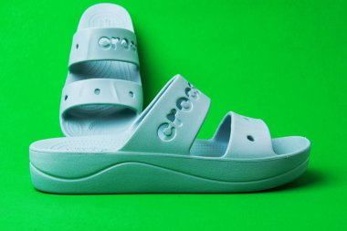 Timsah mavisi tahtalar. Mavi lastik sandaletler, moda plaj ayakkabıları..