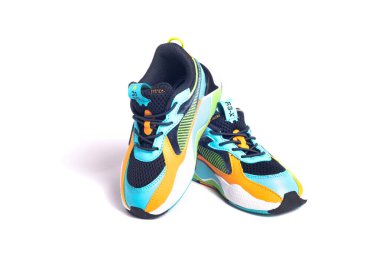 Beyaz arka planda çocuk ayakkabıları, beyaz arka planda izole edilmiş elastik bağcıklı çocuk ayakkabıları.