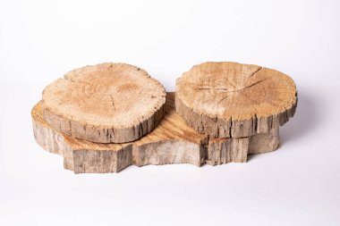 Tahta kütük (kesik günlük) beyaz üzerinde izole.