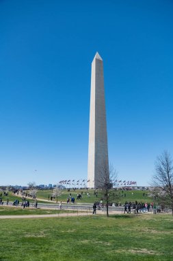 Washington D.C. 'deki Washington Memorial' da güneşli bir günde turistler..