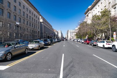 Washington DC şehir merkezinde bir yol boyunca ofis binaları.