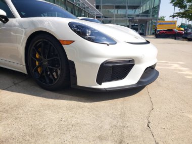 Beyaz Porsche 911, araba galerisinin otoparkında..