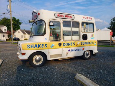 Klasik dondurma kamyonu. Yan görünüm.