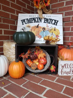 Cadılar Bayramı ve Şükran Günü için evin merdivenlerinde balkabakları, saman ve çiçekler..