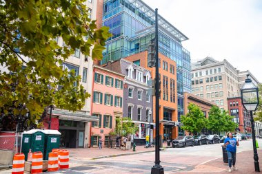 Washington DC 'nin şehir mimarisi ve taş binaları. Eski sokakların şehir manzarası.