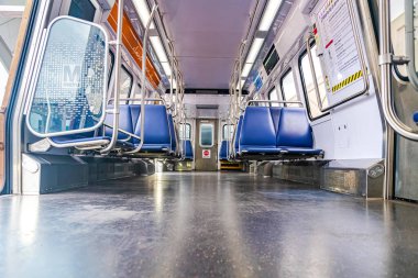 Washington 'dan Ashburn şubesine boş metro vagonu. Mavi koltuklu parlak ferah tren vagonu.