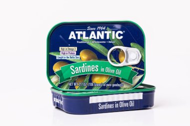 Sardalyalar zeytinyağında beyaz arka planda konserve kutusunda. İki kutu..