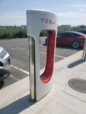 Tesla Superşarj istasyonu Tesla markalı arabaların yüksek hızlı batarya şarjı için 