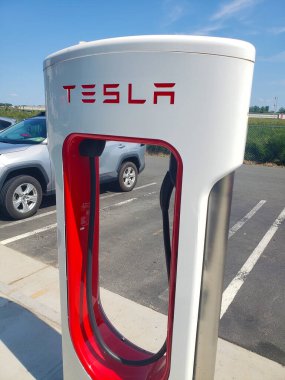 Tesla Superşarj istasyonu Tesla markalı arabaların yüksek hızlı batarya şarjı için 