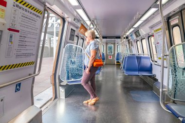 Bir kadın boş bir metro vagonunu Washington 'daki Ashburn şubesine bırakıyor.. 