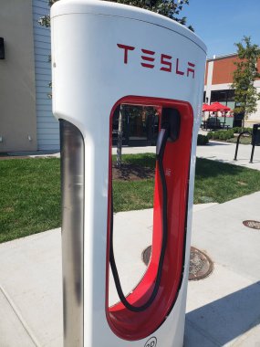 Tesla Superşarj istasyonu Tesla markalı arabaların yüksek hızlı batarya şarjı için 
