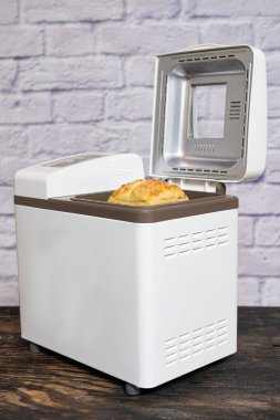 Elektrikli ekmek makinesinde taze, kokulu ekmek..