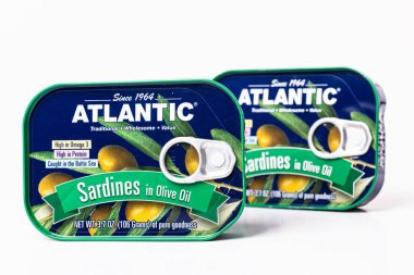 Zeytinyağında iki kutu ATLANTIC sardalya konservesi. Yakın plan..