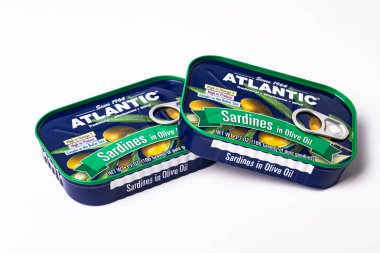 Zeytinyağında iki kutu ATLANTIC sardalya konservesi. Yakın plan..