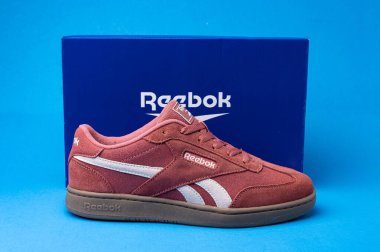 Reebok marka spor ayakkabıları ve mavi arka plandaki kutu.