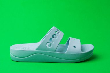 Ayırt edici dizaynlı mavi Crocs sandaletleri. Plaj tatili için rahat ayakkabılar..