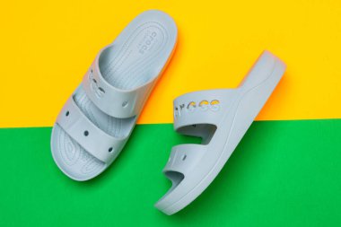 Ayırt edici bir tasarımı olan bir çift mavi Crocs sandalet.