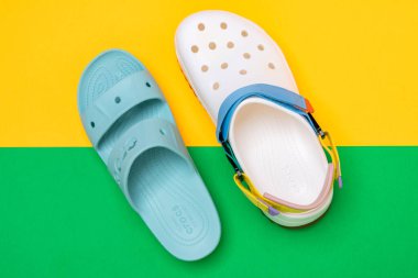 Yaz terlikleri. yumuşak lastik sandaletler timsahlar. Yaz tatili moda ayakkabılar, sandaletler.