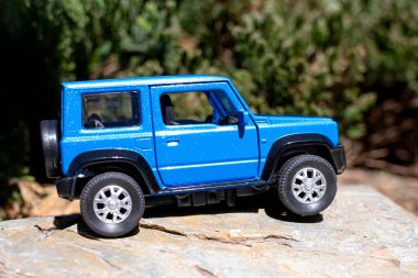 Suzuki Jimny off-road aracı, mavi. Turizm ve aşırı maceralar için bir araba..   