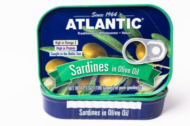 Zeytinyağında iki kutu ATLANTIC sardalya konservesi. Yakın plan..