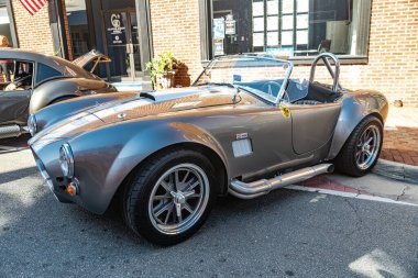 Gray Ford Shelby Kobra 427 Klasik Amerikan kaslı arabası, 1967 model üstü açık araba. 