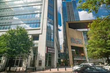 Charlotte, Kuzey Carolina 'nın iş bölgesi. Wells Fargo 'nun girişi, çok uluslu bir Amerikan finans şirketi..