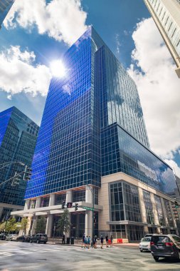 Yüksek katlı aynalı binalar Charlotte, Kuzey Carolina 'nın gelişen iş bölgesinde bulutlara ulaşır.