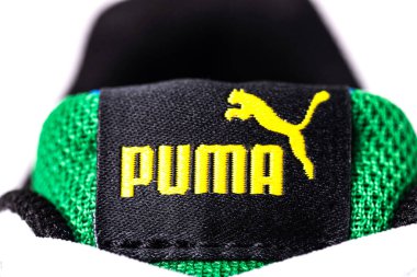 Spor ayakkabılarında Puma logosu. Yakın plan. 