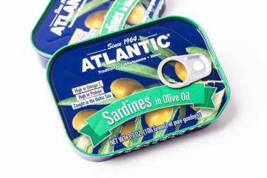 Sardalyalar zeytinyağında konserve kutusunda. İki kutu. beyaz arkaplanda.