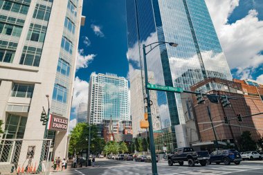 Charlotte, Kuzey Carolina 'nın iş bölgesi. Wells Fargo 'nun girişi, çok uluslu bir Amerikan finans şirketi..
