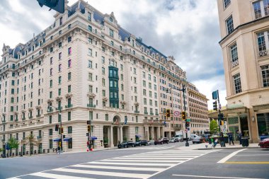 Washington DC 'deki yüksek binalar. ABD başkentinin geniş caddeleri.