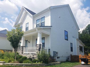 Modern iki katlı beyaz kır evi tek bir aile için..