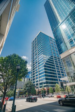 Camdan gökdelenli Charlotte şehri bulutları yansıtan gökdelenler.