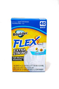 FLEX plastik çöp torbalarının paketlenmesi. Beyaz bir arkaplanda izole edilmiş.