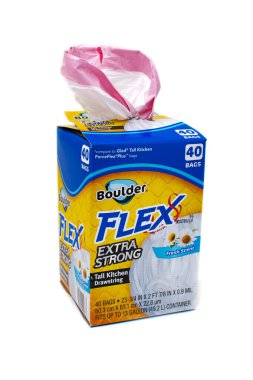 FLEX plastik çöp torbalarının paketlenmesi. Beyaz bir arkaplanda izole edilmiş.