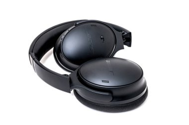 Kablosuz kulaklıkları aktif gürültü ile yerleştir, beyaz arkaplanda izole edilmiş olarak iptal et.