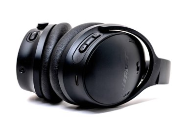 Yüksek kaliteli kablosuz kulaklıklar ve beyaz arkaplan üzerindeki etkin gürültü iptal ediliyor.