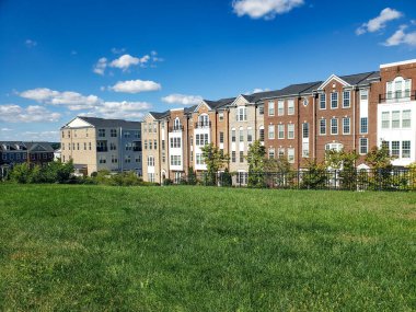 modern apartman veya apartman kompleksi.