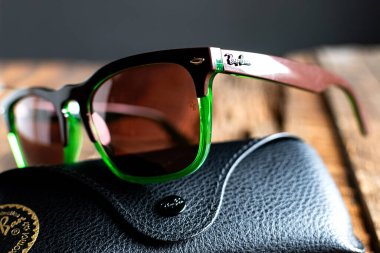 Ray Ban güneş gözlüğü ve marka logolu deri gözlük..